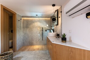 Douche, séchoir à cheveux, serviettes fournies, savon