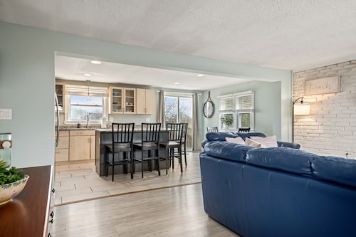 3 BR, Walk to Beach, Fire Pit & Yard, Pet Friendly