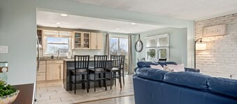 3 BR, Walk to Beach, Fire Pit & Yard, Pet Friendly