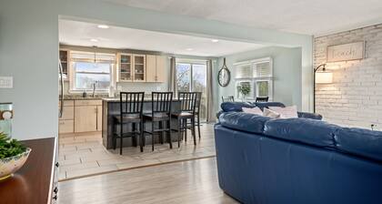 3 BR, Walk to Beach, Fire Pit & Yard, Pet Friendly