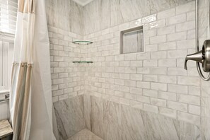 Combined shower/bathtub, towels, toilet paper - 3 BR, Walk to Beach, Fire Pit & Yard, Pet Friendly (Newbury)
