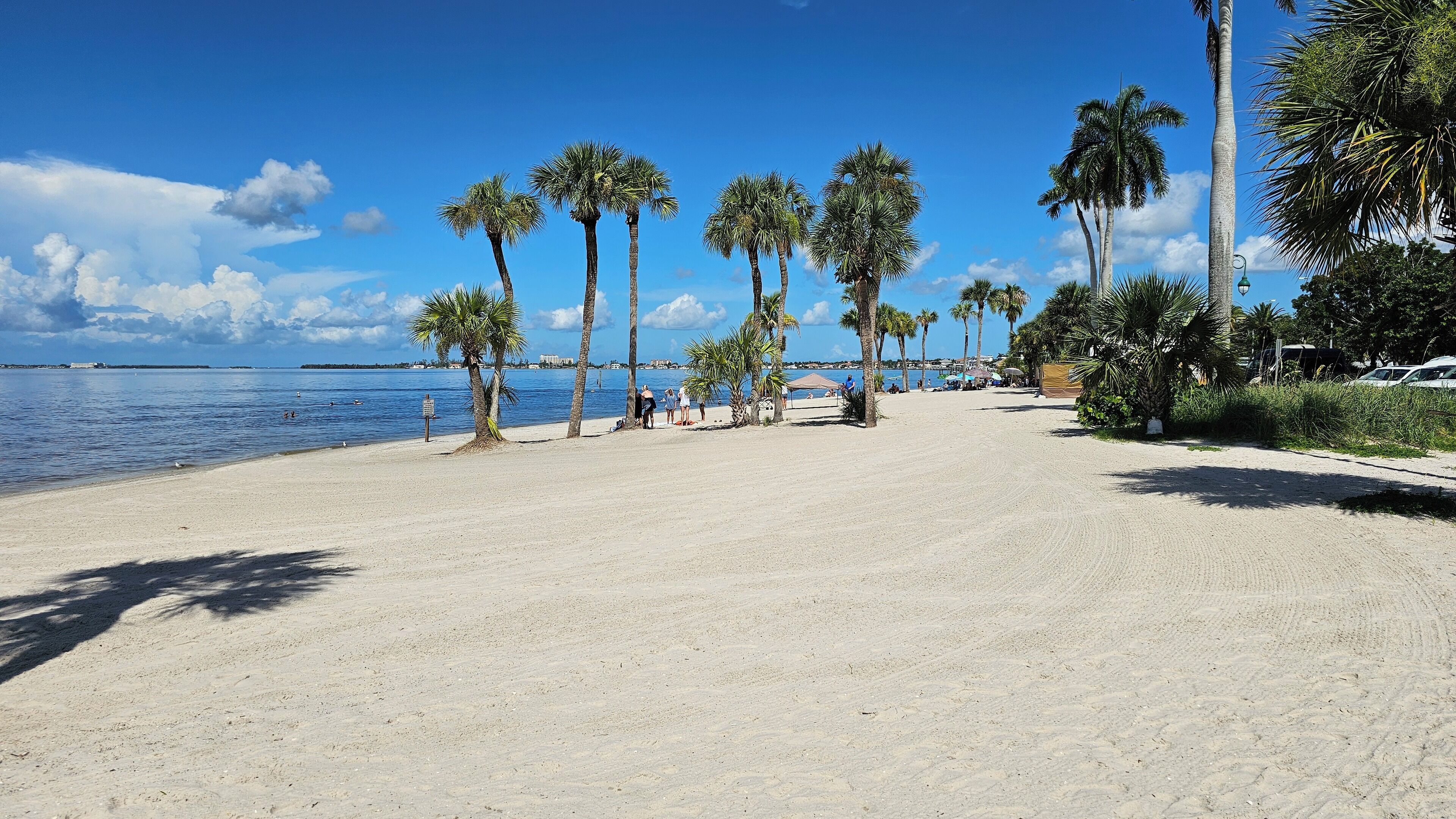 Nær stranden, solsenger og strandhåndklær