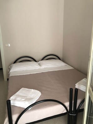 3 chambres, coffres-forts dans les chambres, fer et planche Ă repasser