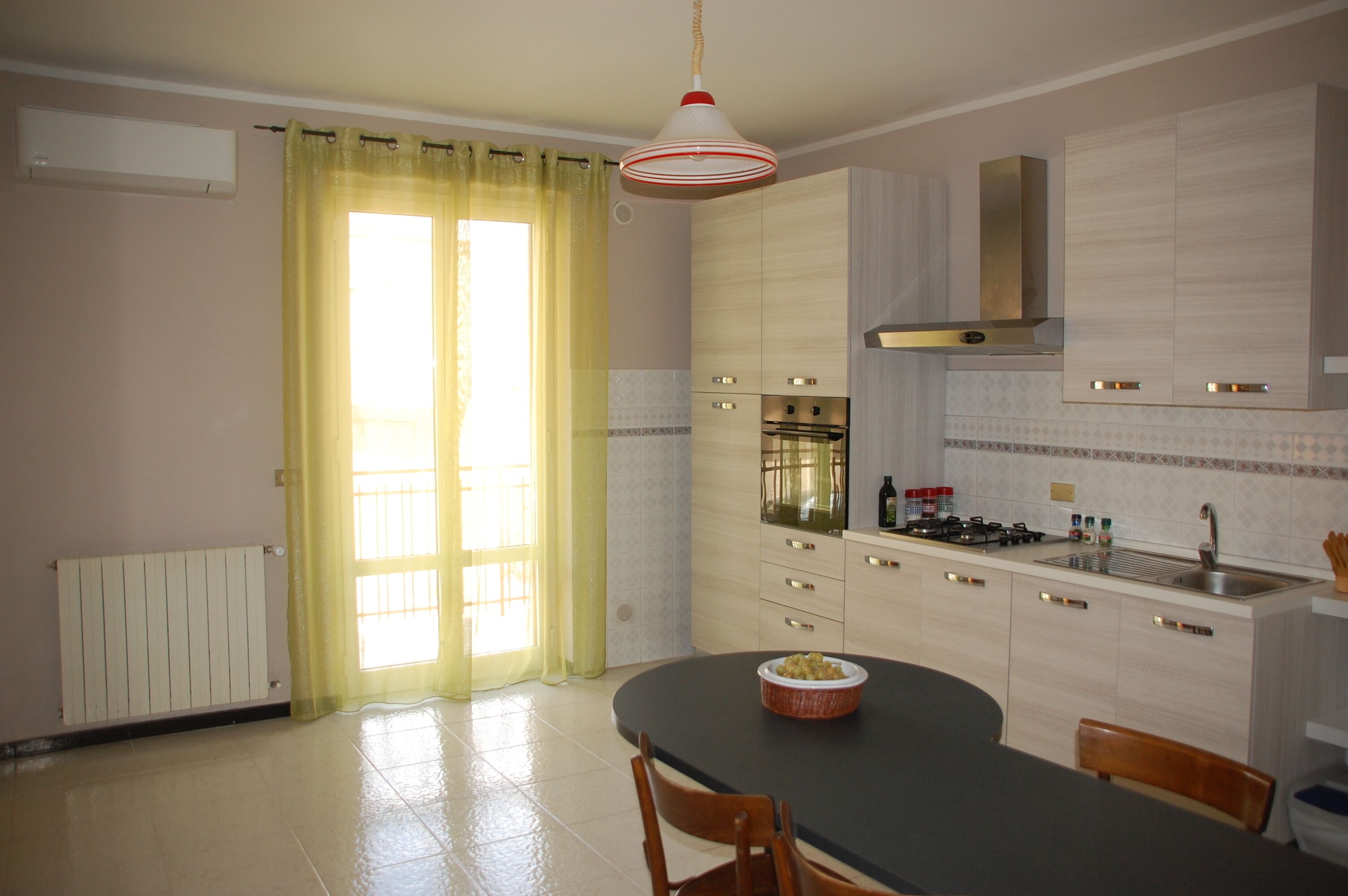 Kühlschrank, Ofen, Herdplatte, Wasserkocher mit Kaffee-/Teezubehör