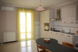 Een koelkast, een oven, een kookplaat, een koffiezetapparaat/waterkoker