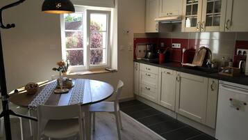 Réfrigérateur, micro-ondes, plaque de cuisson, lave-vaisselle