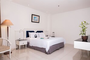 Studio 55 | Minibar, desk, laptop workspace, free WiFi - Vue Palace, ARTOTEL Curated (Bandung)