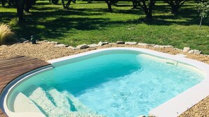 Una piscina al aire libre de temporada