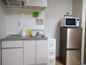 Frigorífico, microondas, placa de cocina y hervidor eléctrico