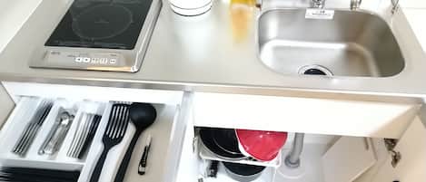 Frigorifero, microonde, piano cottura, bollitore elettrico