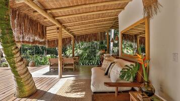 Bangalô exclusivo, 1 cama King, vista para o jardim, no jardim | Área de estar | TV de tela plana