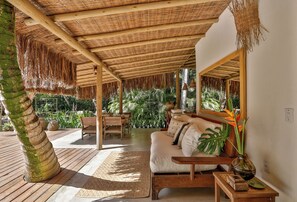 Exclusive-Bungalow, 1 King-Bett, Gartenblick, zum Garten hin | Wohnbereich | Flachbildfernseher