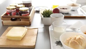 Breakfast buffet - Rivoli Cinema Hostel (Porto)