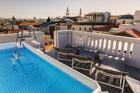 Una piscina al aire libre de temporada