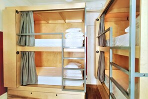 Dormitorio compartido, solo para mujeres, vista a la ciudad (1 bed in 4-bed dorm) | Ropa de cama hipoalergénica y decoración personalizada 