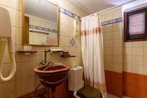 Ein Badezimmer mit Waschbecken, Toilette und Duschvorhang.