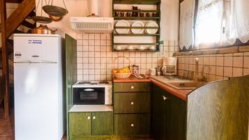 Apartamento | Cocina básica privada | Frigorífico, horno, placa de cocina y cafetera o tetera