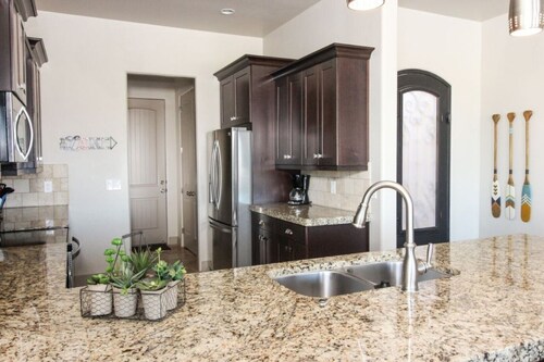 Lake Powell Luxury: Brand New 4BR Home, Boat-Friendly 50ft Garage