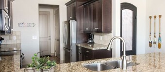 Lake Powell Luxury: Brand New 4BR Home, Boat-Friendly 50ft Garage