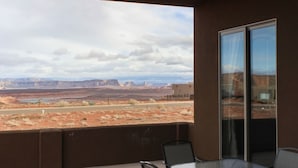 A balcony with a view of a desert landscape, including mountains and a road. - Lake Powell Luxury: Brand New 4BR Home, Boat-Friendly 50ft Garage (Page)