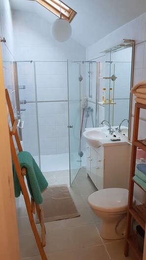 Douche, serviettes fournies