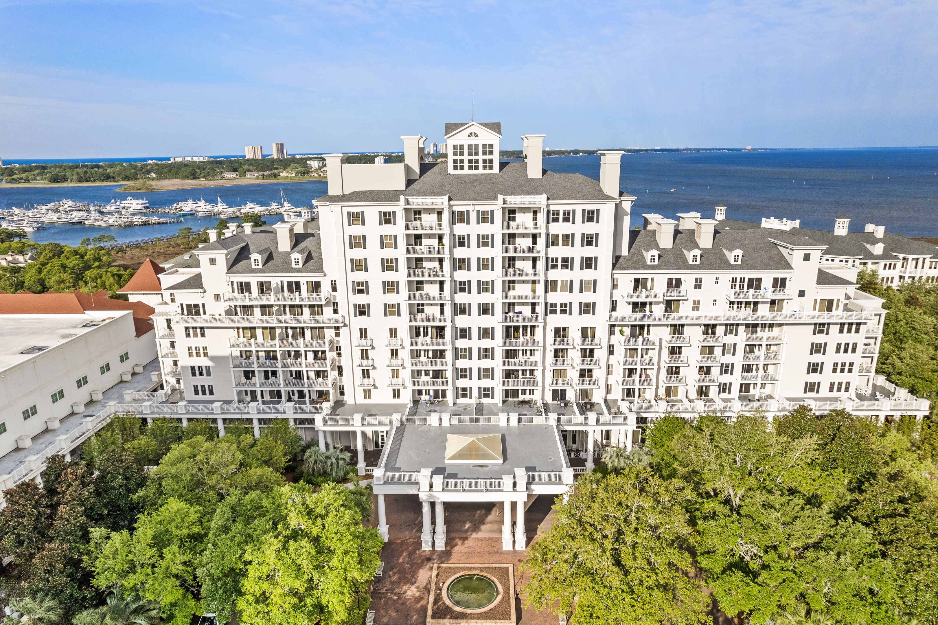 Un grand hôtel à plusieurs étages, doté d’une façade symétrique, de nombreux balcons et d’une cour intérieure.