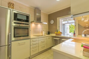 Frigorífico, microondas, horno y placa de cocina