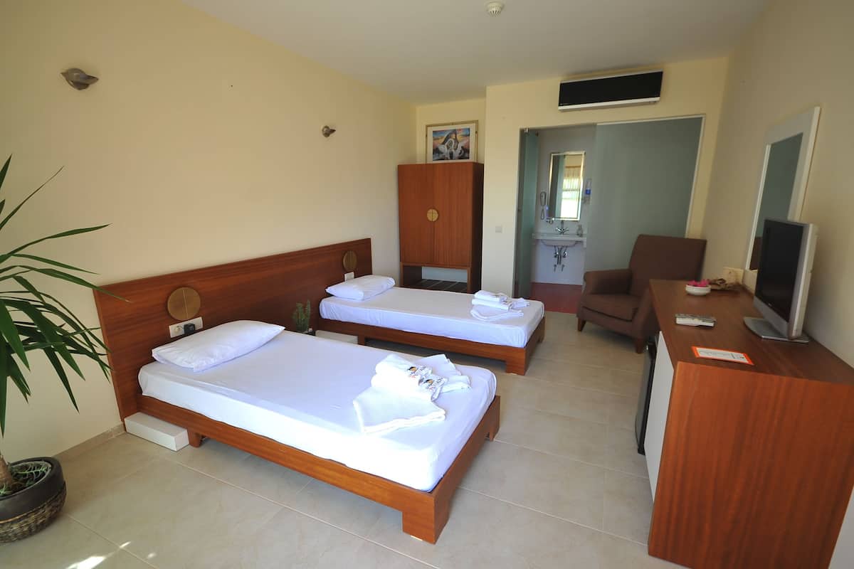 Standard Room, Sea View | 1 bilik tidur, meja, Wi-fi percuma