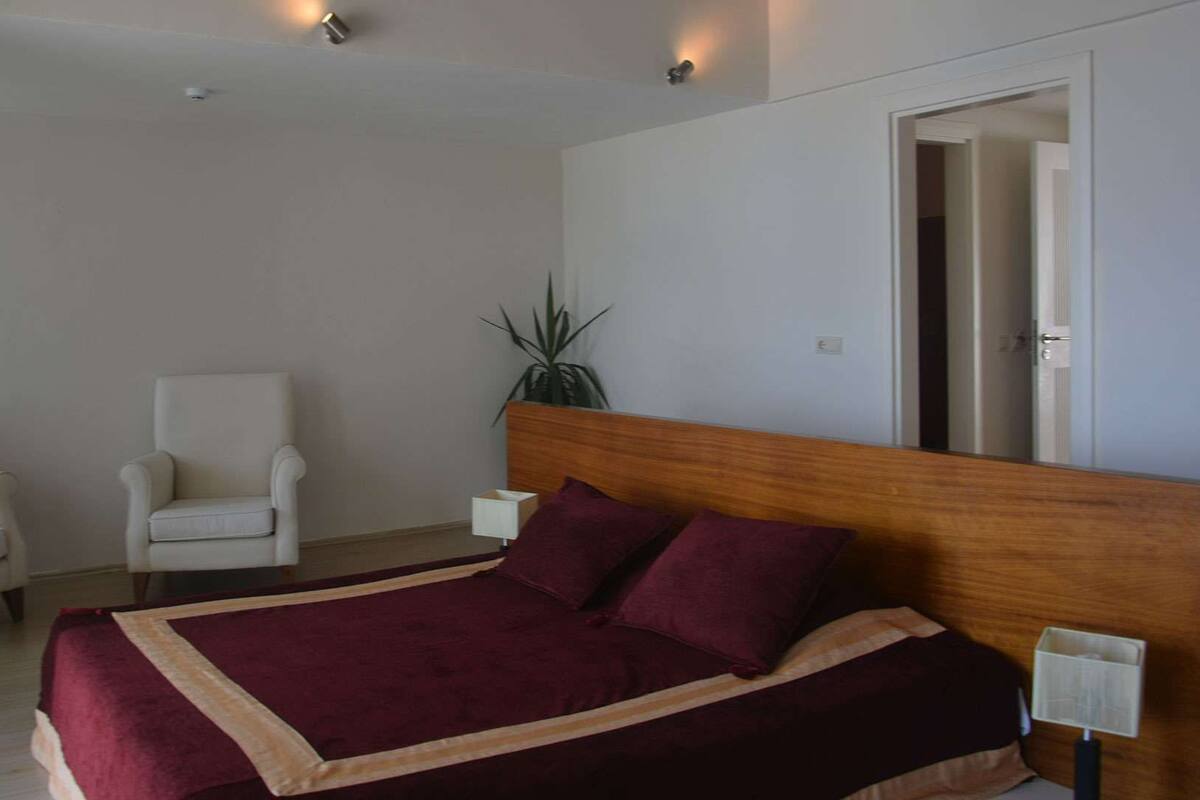 Honeymoon Suite, Jetted Tub, Sea View | 1 bilik tidur, meja, Wi-fi percuma