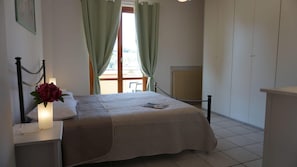 2 habitaciones, tabla de planchar con plancha y cuna de viaje