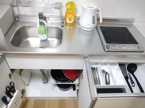 Réfrigérateur, micro-ondes, plaque de cuisson, bouilloire électrique