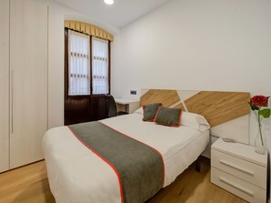 Room, 1 Double Bed | Desk, free WiFi, bed sheets - OYO Hotel Restaurante La Pinta (Ampuero)