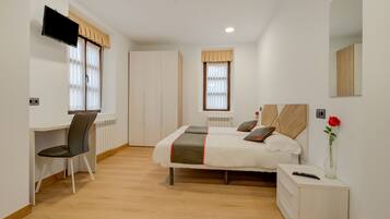 Habitación cuádruple | Escritorio, wifi gratis, ropa de cama