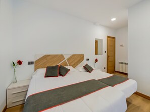 Desk, free WiFi, bed sheets - OYO Hotel Restaurante La Pinta (Ampuero)
