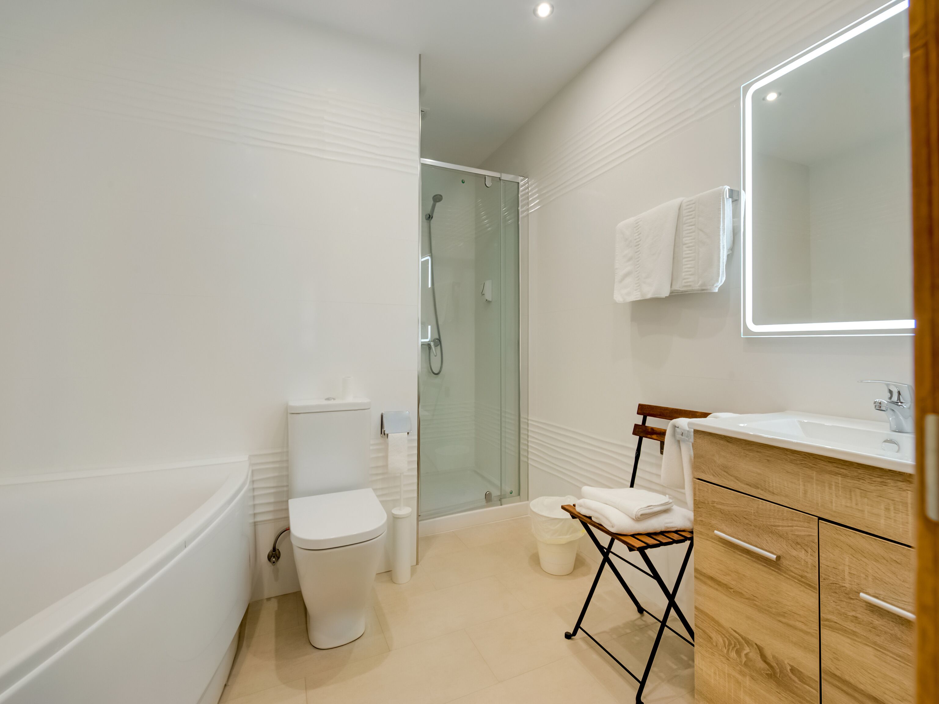 Habitación cuádruple | Baño | Artículos de higiene personal gratuitos, secador de pelo y toallas