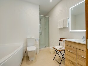 Vierpersoonskamer | Badkamer | Gratis toiletartikelen, een haardroger, handdoeken, zeep