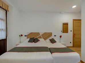 Doppelzimmer (with Extra bed) | Schreibtisch, kostenloses WLAN, Bettwäsche