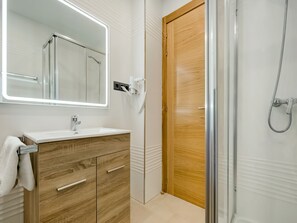 Zweibettzimmer | Badezimmer | Kostenlose Toilettenartikel, Haartrockner, Handtücher, Seife