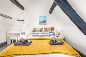 Travel cot, free WiFi, bed sheets