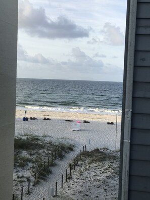 På stranden