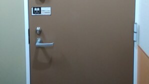 A door with a sign reading "401" and a keypad lock. - Issyuku Higashiueno Hotel 401 (Taito City)