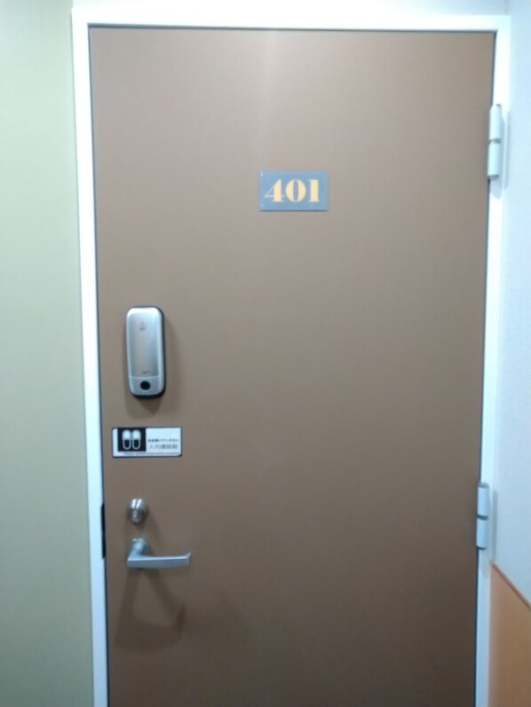A door with a sign reading "401" and a keypad lock. - Issyuku Higashiueno Hotel 401 (Taito City)