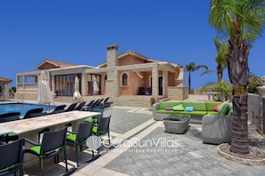 Outdoor pool - Elegant Villa in Prime Location, Ideal for Weddings, Amazing Pool & Terrace (Kathikas Paphos)