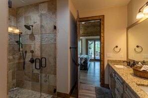 Combined shower/bathtub, rainfall showerhead, hair dryer, towels