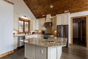 大冰箱、微波炉、烤箱、炉灶