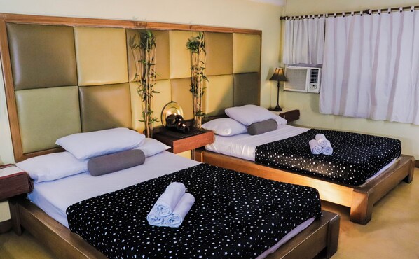 Studiosvit (by Sprout Rooms) | Skrivbord, arbetsyta för laptop, mörkläggningsgardiner och gratis wi-fi