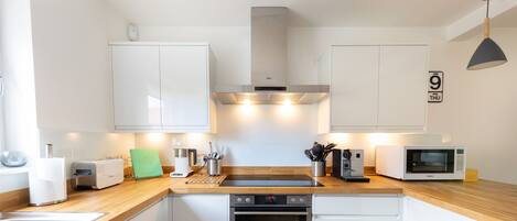 冷蔵庫、電子レンジ、オーブン、コンロ