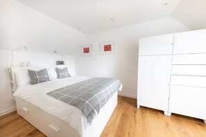 3 bedrooms, desk, iron/ironing board, travel cot