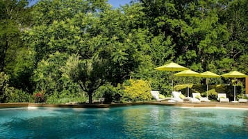 Een buitenzwembad, een verwarmd zwembad