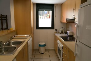 Réfrigérateur, micro-ondes, lave-vaisselle, tables à manger
